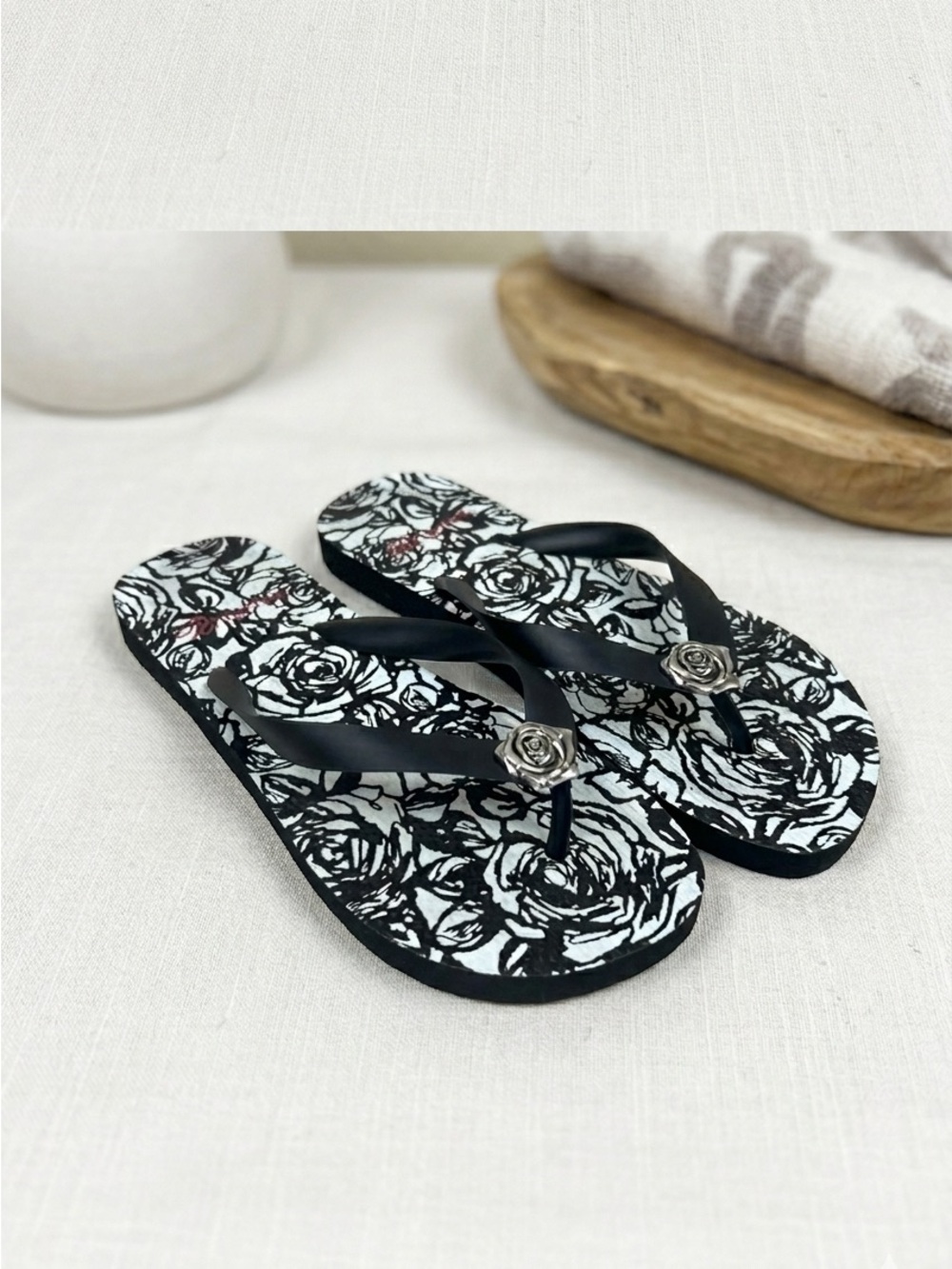 Brighton Black & White Rose Print Flip Flops with Matching Drawstring Bag Sz 6 - Picture 2 of 2